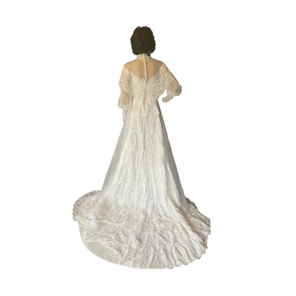 Victorian Elegance: White Wedding Gown by Alfred Angelo" - Picture 13 of 16